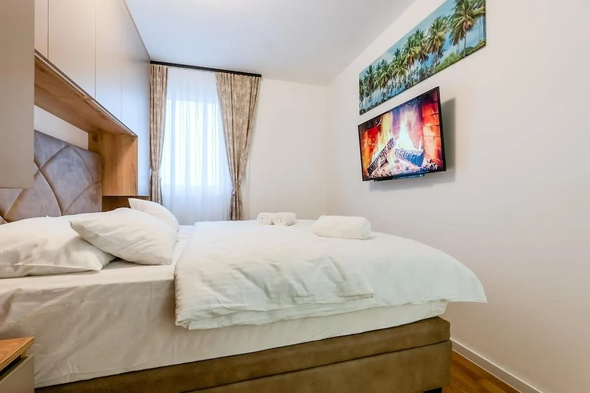 Modern Cityscape 2-Bedroom Terrace Apartment Split
