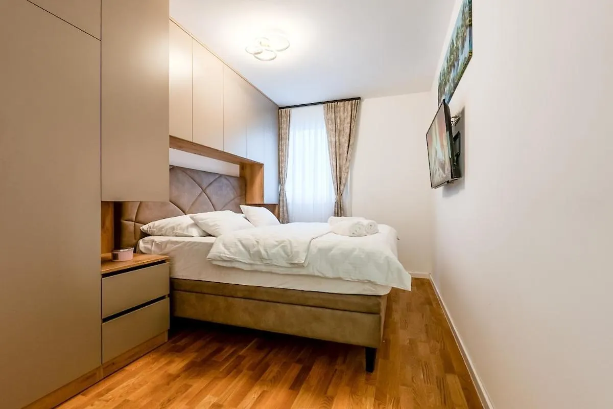 Modern Cityscape 2-Bedroom Terrace Apartment Split
