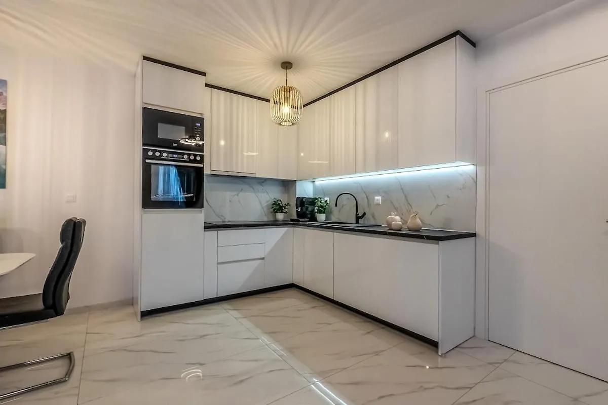 Modern Cityscape 2-Bedroom Terrace Apartment Split