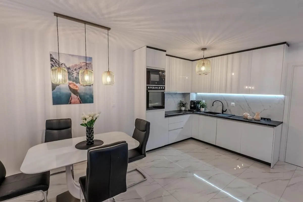 Modern Cityscape 2-Bedroom Terrace Apartment Split 0*,